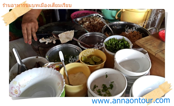 เครื่องปรุงก๋วยเตี๋ยวหมูต่าง ๆ มากมาย