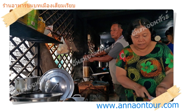 การทำก๋วยเตี๋ยว กับการทำกาแฟร้อน ในร้านอาหารเมืองเสียมเรียบ