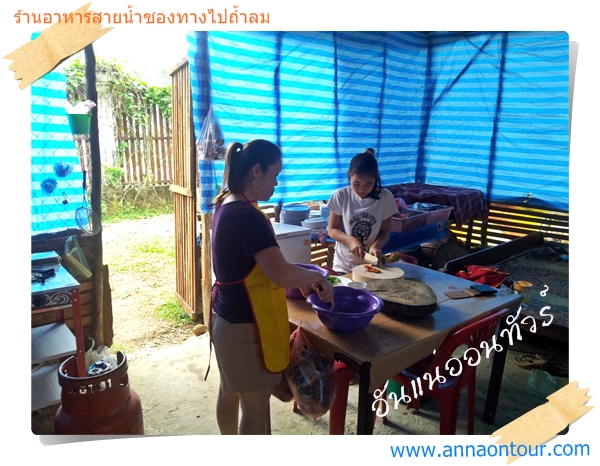 ครัวของร้านอาหารถ้ำลมจะเป็นแบบง่าย ๆ 