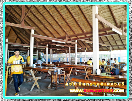 บรรยากาศภายในร้านอาหารครัวเม็ดทราย ริมหาดชะอำ